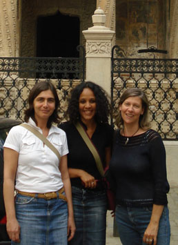 Ursula (left) with Cristina Ali Farah and Claudiaexpat in Bucarest