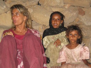 Susanna with two little girls from Saqra, in Socotra, Yemen