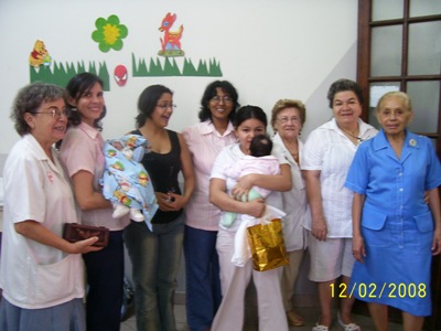 De la izquierda a la derecha: la doctora Mireya, Cyntia Leon, leader de LLL, con su bebe, Letticia,   yo,  la  doctora  Amanda,    una enfermera, y Stella,  voluntaria de la  Casa  por Madres Adolescentes de la Cruz Roja. Frente de mi hay Laura, doze años, con su bebe. 
