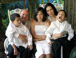 Marcela con suo marito e i suoi tre figli