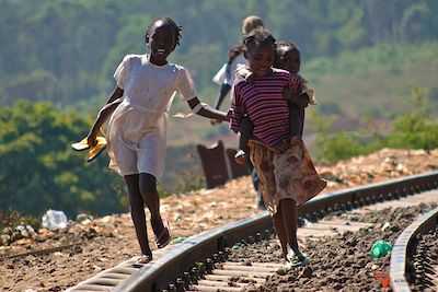 giulio ercole children walking on railroad tracks3
