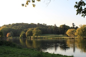 Le lac dans le campus de HEC Paris