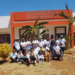 Orchestra davanti al centro inclusivo Francesco De Sales